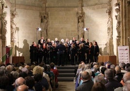 Un coro actúa en el pórtico de Santa María.