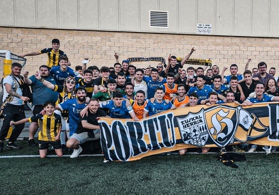 El Portugalete celebrando el segundo puesto junto a los aficionados desplazados.