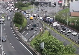 Colisión entre tres vehículos en la A-8 a la altura de Barakaldo dirección Cantabria