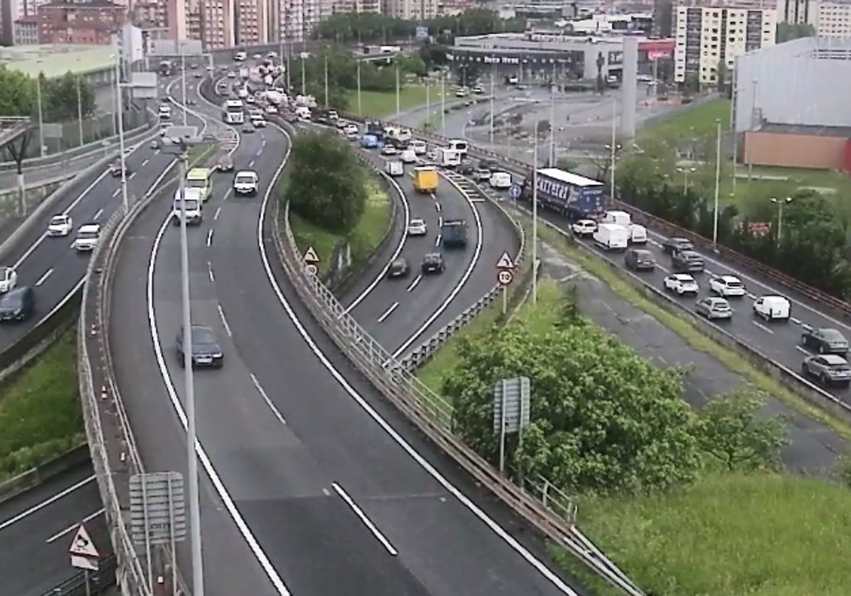 Colisión entre tres vehículos en la A-8 a la altura de Barakaldo dirección Cantabria