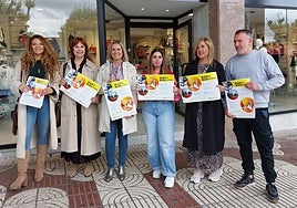 Diana Santos, de ABK, con la alcaldesa, Amaia del Campo, y varios profesionales y comerciantes de Barakaldo.