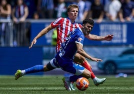 Carles Aleñá cae ante la presencia de Pablo Barrios en el partido ante el Atlético.