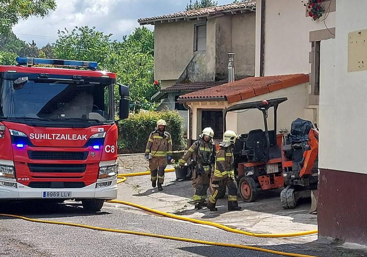 Investigan la muerte de un hombre septuagenario en el incendio de un caserío de Mungia