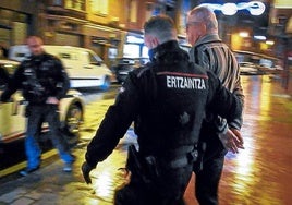 Ertzainas llevan detenido a un hombre acusado del homicidio de su madre en Barakaldo, en una fotografía de archivo.