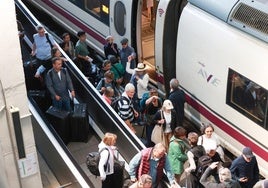 Imagen de los viajeros en la estación sevillana de Santa Justa.