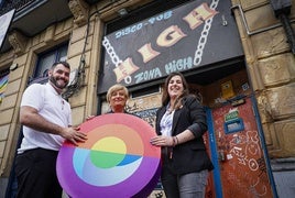 Aratz Castro, Itziar Urtasun, y Nagore Espin, en uno de los bares LGBTI+ de Bilbao.