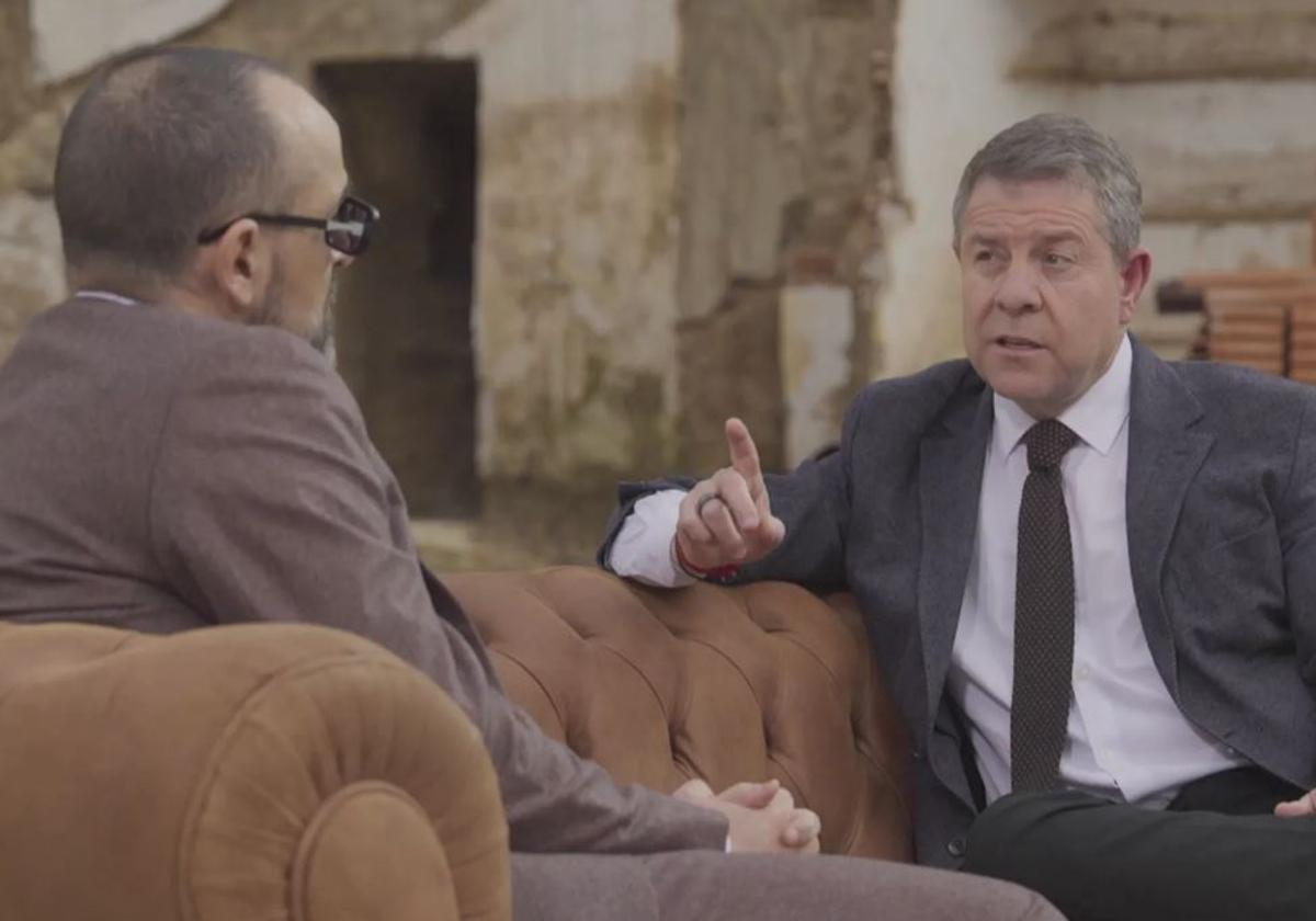 Emiliano García-Page se lleva una sorpresa al comprobar el whatsapp de Pedro Sánchez