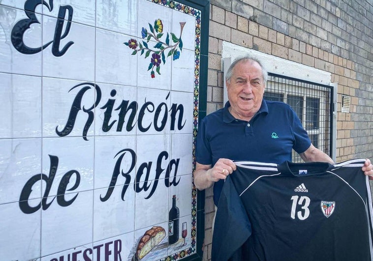 Rafa Cabreda ante su restaurante en Manchester con una camiseta que le regaló Imano Etxeberria.
