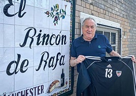 Rafa Cabreda ante su restaurante en Manchester con una camiseta que le regaló Imano Etxeberria.