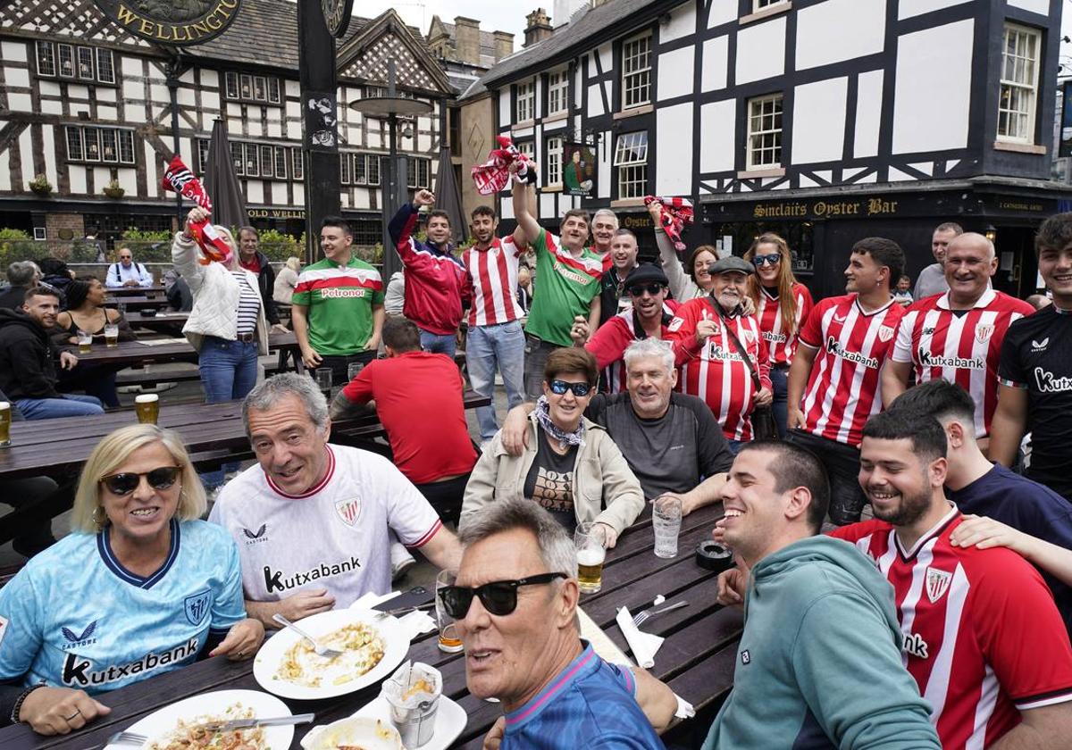 La afición del Athletic comienza a tomar las calles de Manchester