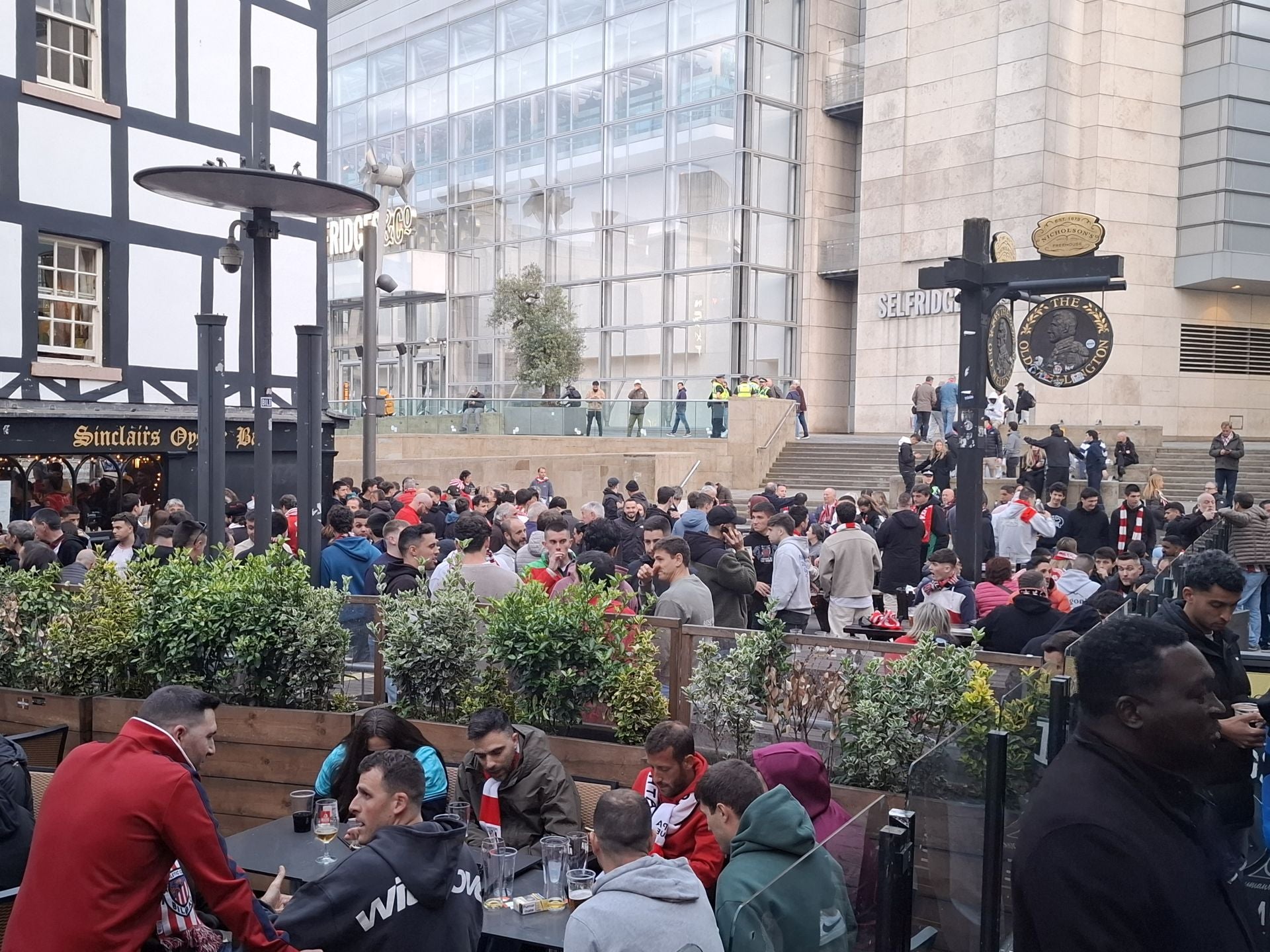La afición del Athletic comienza a tomar las calles de Manchester