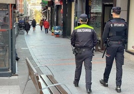 Un agente de la Policía Local y uno de la Ertzaintza patrullan por una calle de Basauri.