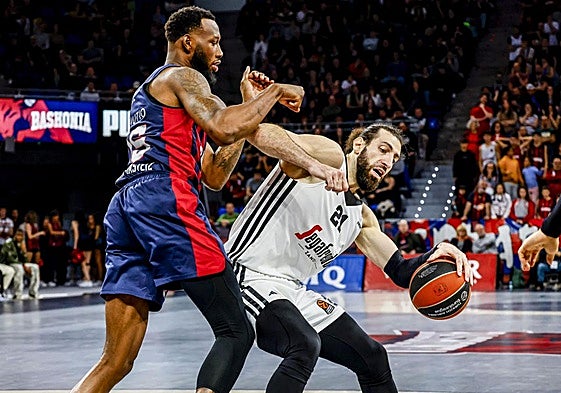 Shengelia se faja con Donta Hall en la última visita del Virtus Bolonia al Buesa Arena.