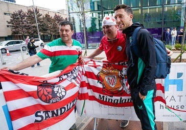 Caras largas de los jugadores del Athletic a su llegada al hotel de Manchester