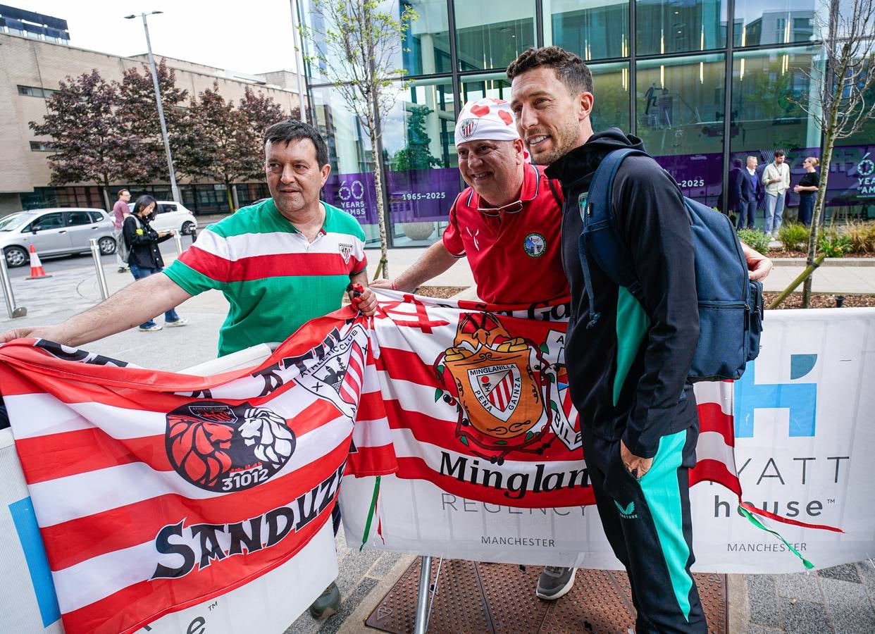 La afición del Athletic comienza a tomar las calles de Manchester