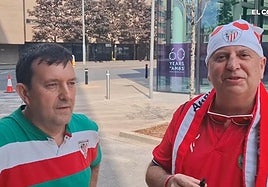 Los dos aficionados del Athletic, de Alicante y Pamplona, que han recibido al equipo en el hotel de Manchester: «Con un poco de suerte pasamos»