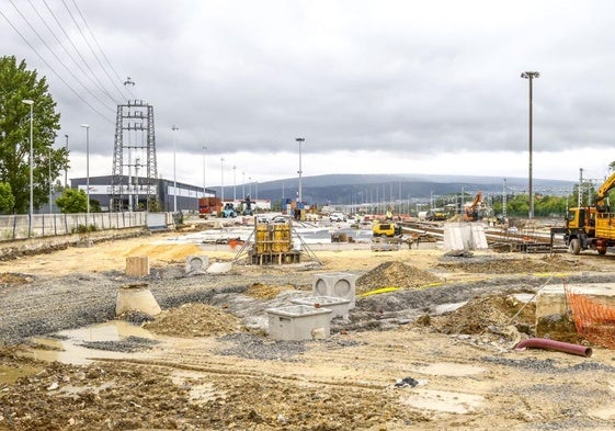 El trasiego de camiones y operarios de las adjudicatarias de las obras es constante para rematar los trabajos