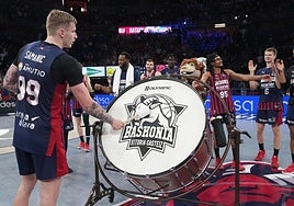 Samanic golpea el bombo tras la victoria del Baskonia contra el Zaragoza.
