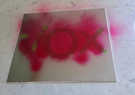 Placa tapada con pintura roja.