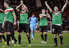 Los jugadores del Athletic, con aquella camiseta verde que se hizo icónica, aplauden a su hinchada en Old Trafford.
