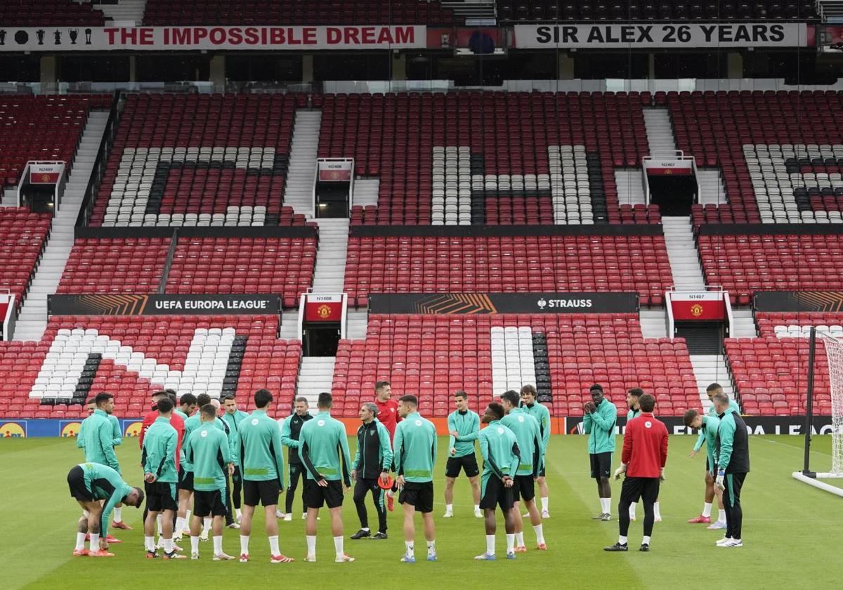 Los jugadores entrenaron en Old Trafford antes de ir al hotel.