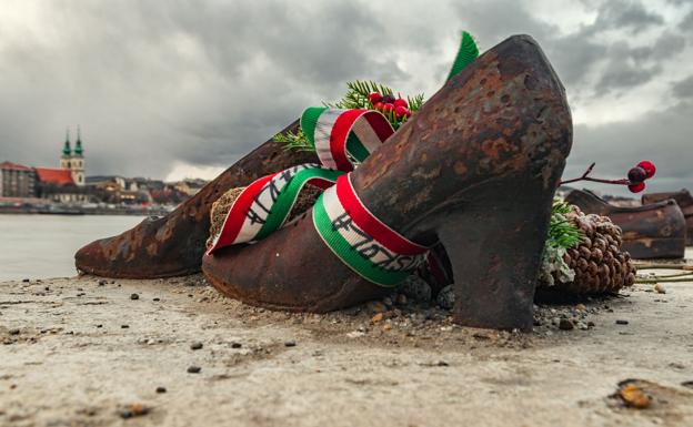 Zapatos de hierro fundido que recuerdan a los más 10.000 judíos asesinados.
