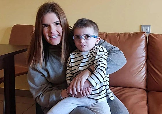 Erika Pretel junto a su hijo, que sufre una enfermedad rara llamada lisencefalia y que afecta a su desarrollo.