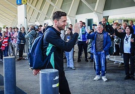 Los aficionados saludan a los jugadores a su llegada al aeropuerto de Loiu.