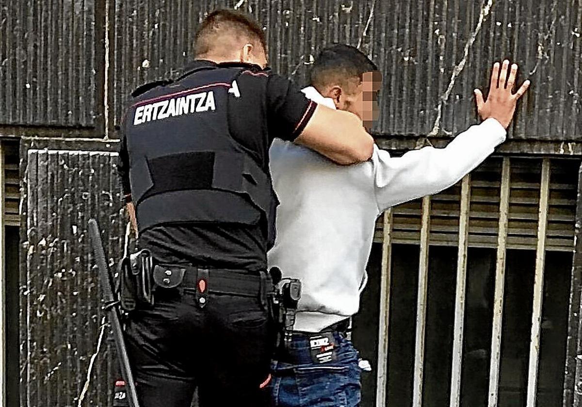Un tercio de los detenidos por la Ertzaintza desde 2019 acumulaban ya tres arrestos anteriores
