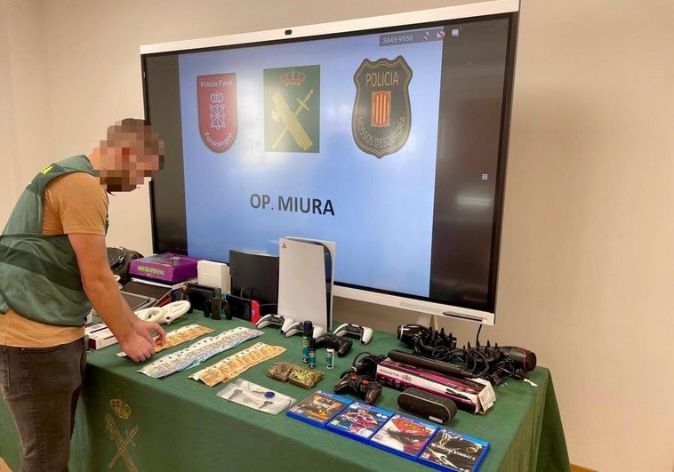En la operación se ha incautado diverso material informático, 392 gramos de hachís, así como perfumes, bolsos y dinero en efectivo.