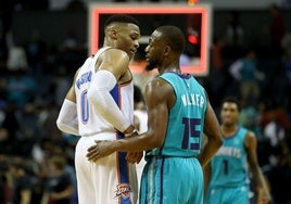 Russell Westbrook eta Kemba Walker NBAko partida batean.