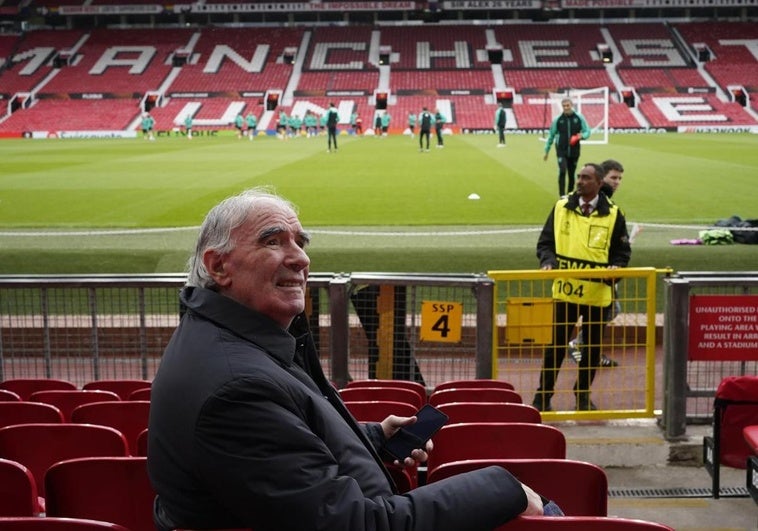 El Chopo Iribar, espectador de lujo en el entrenamiento del Athletic en Old Trafford