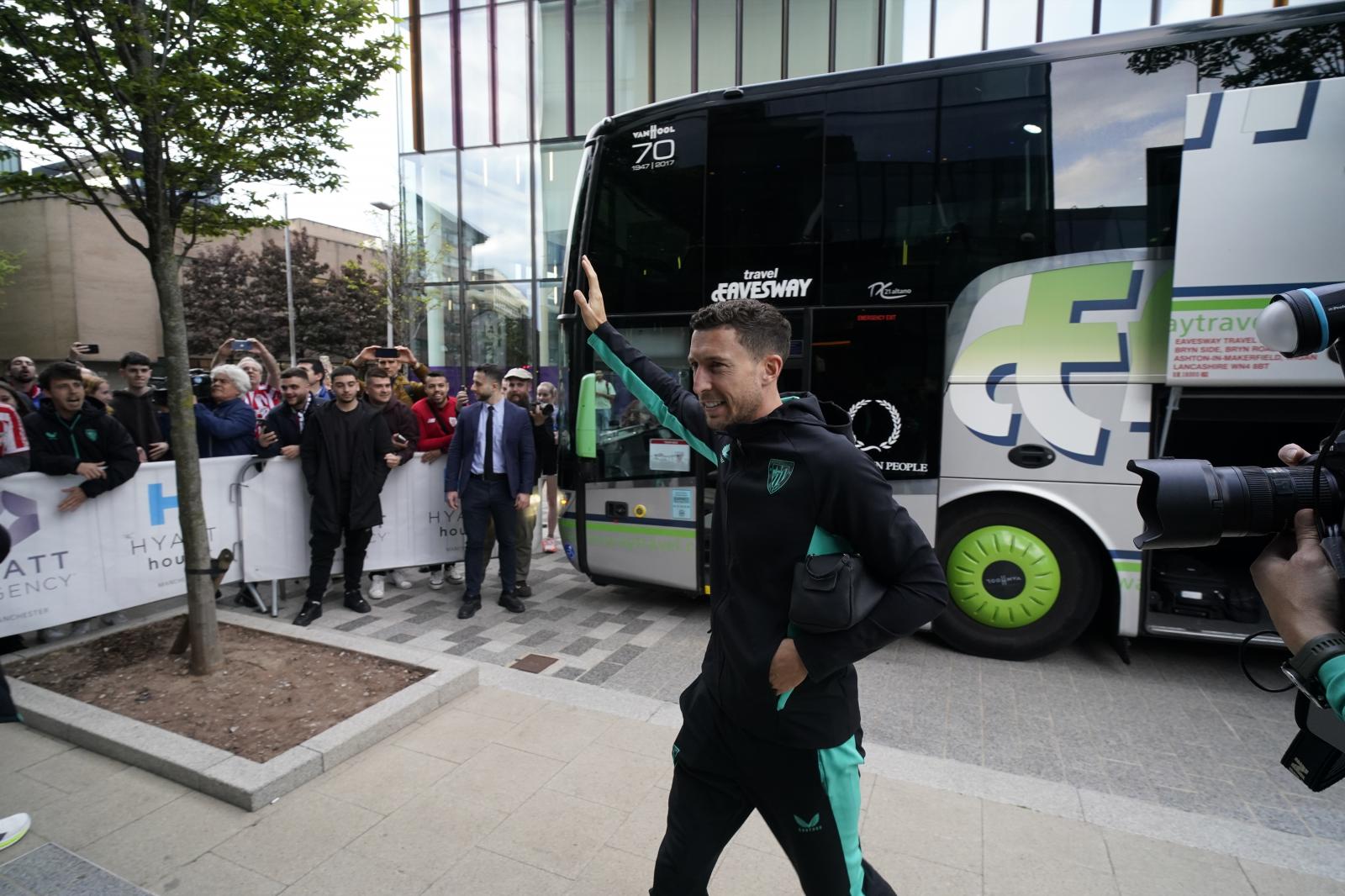 La afición del Athletic comienza a tomar las calles de Manchester