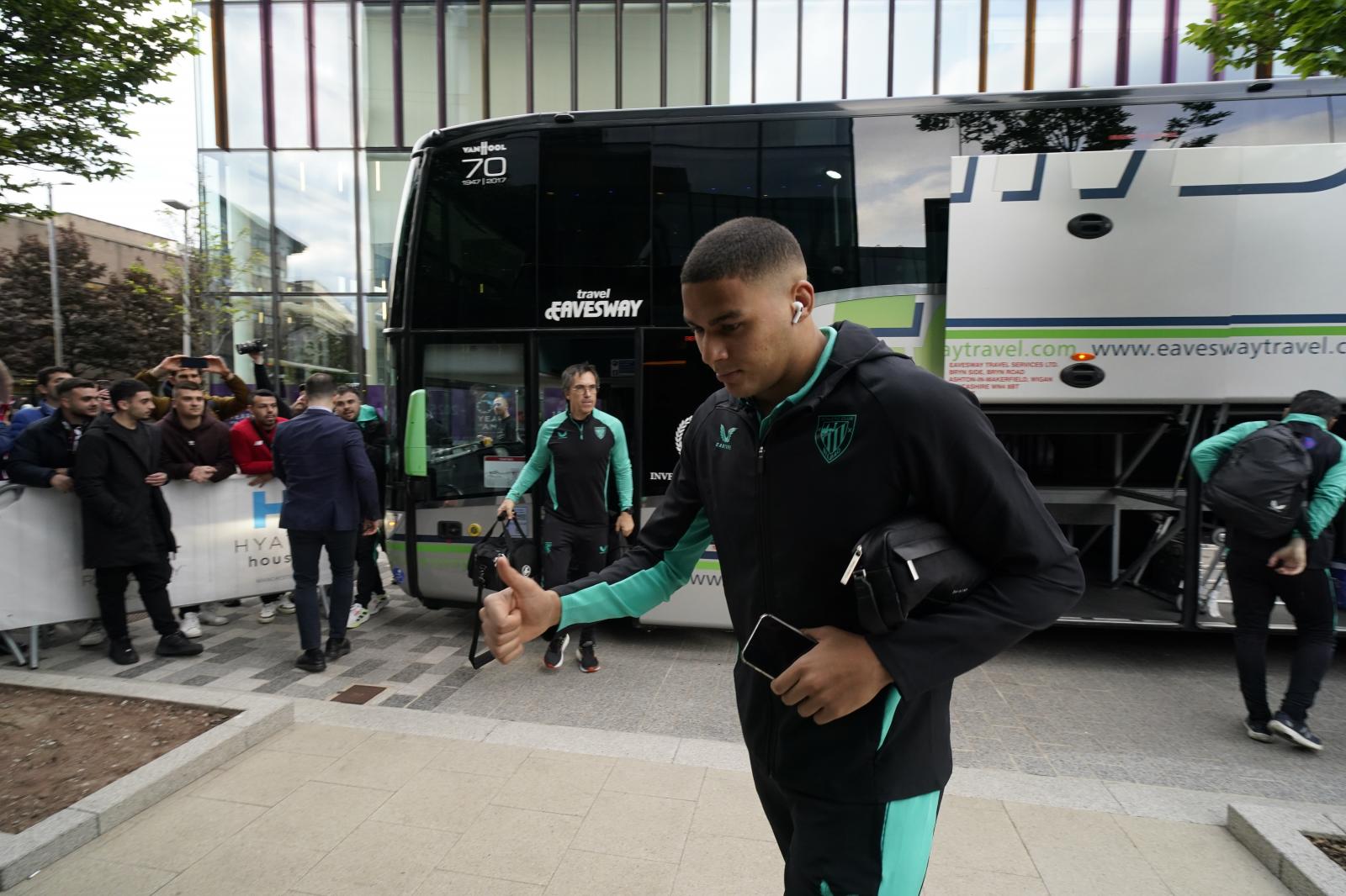 La afición del Athletic comienza a tomar las calles de Manchester
