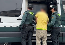 Agentes de la Guardia Civil, con uno de los detenidos en la operación.