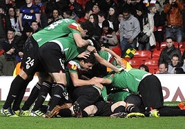 Jugadores del Athletic celebran uno de los tantos en la última visita a Old Trafford.