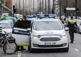 Agentes de la Policía Local de Vitoria, en una actuación anterior.