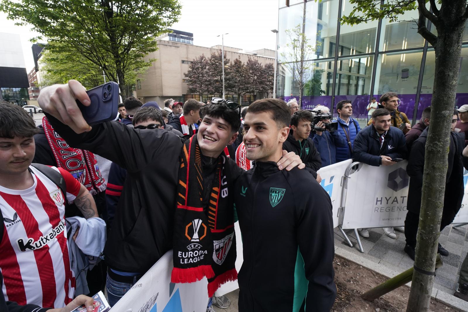 La afición del Athletic comienza a tomar las calles de Manchester