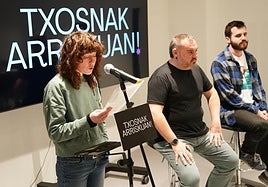 Portavoces de Bilboko Konpartsak han comparecido acompañados de comparseros de Vitoria y San Sebastián.