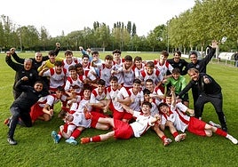 Los jugadores del Betoño juvenil, junto a los integrantes del cuerpo técnico.