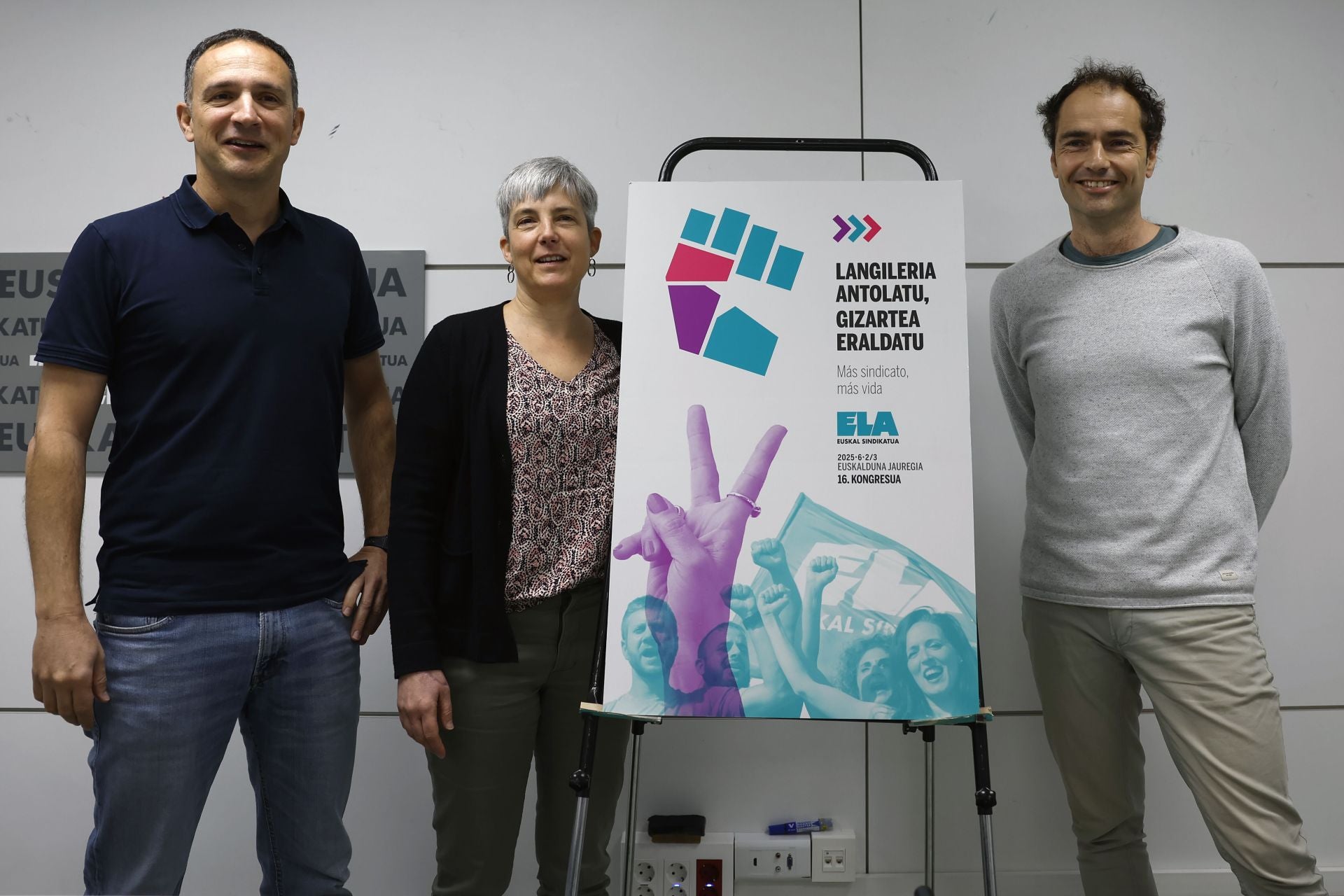 El secretario general de ELA Mitxel Lakuntza, Amaia Muñoa, secretaria general adjunta, e Iván Giménez, responsable de comunicación, en la presentación del 16º Congreso.