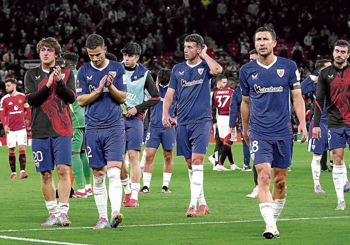 La plantilla rojiblanca aplaude a los aficionados del Athletic que animaron sin parar en Old Trafford.