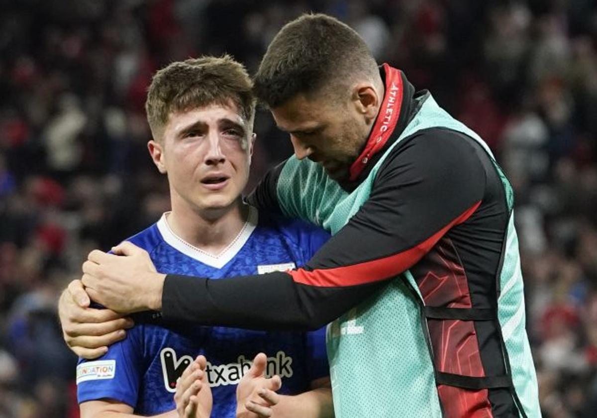 Unai Simón trata de animar a un desconsolado Jauregizar tras caer en Old Trafford.