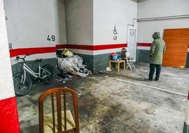 Objetos y basura tirados junto a uno de los trasteros ocupados