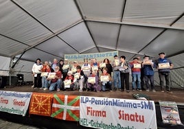 Los participantes en el concurso de poesía posan con sus diplomas.