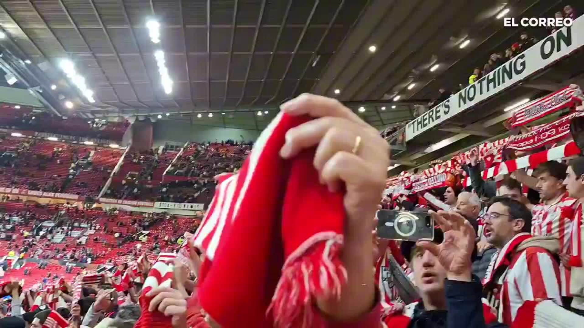 La afición del Athletic en Old Trafford canta 'Txoria txori'