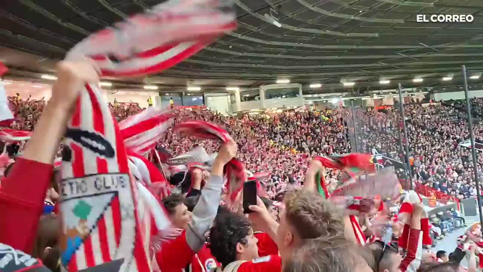 Bufandas al viento. La afición del Athletic sigue apoyando al equipo, está orgullosa de lo ofrecido en el césped