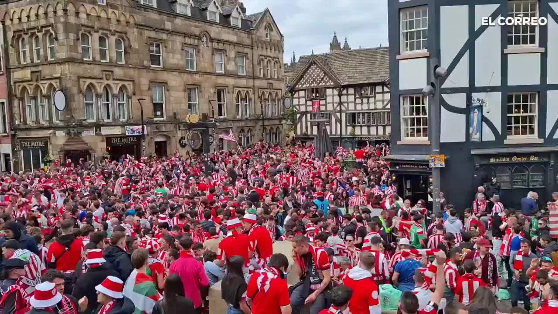 Bufandeo rojiblanco en Shambles Square