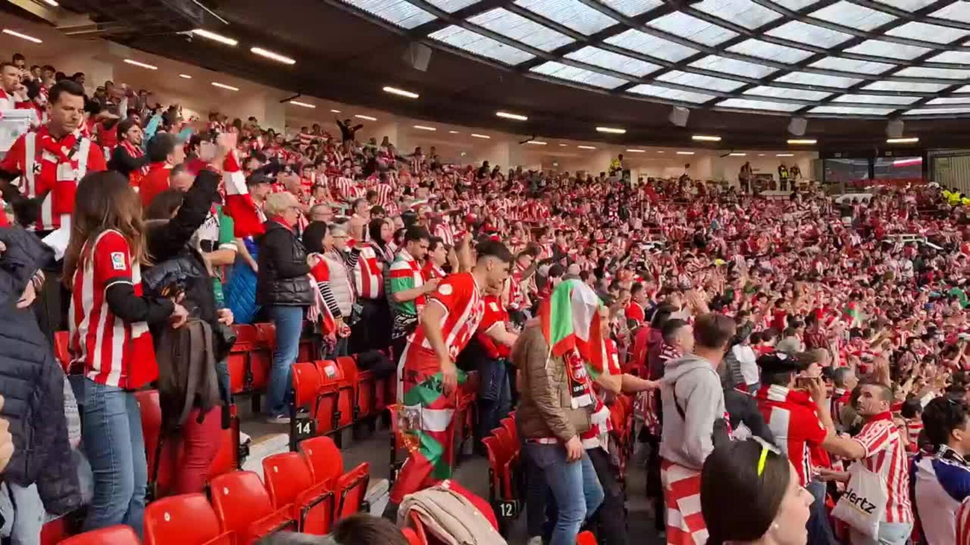 Gritos a Djaló desde la grada del Athletic en Old Trafford