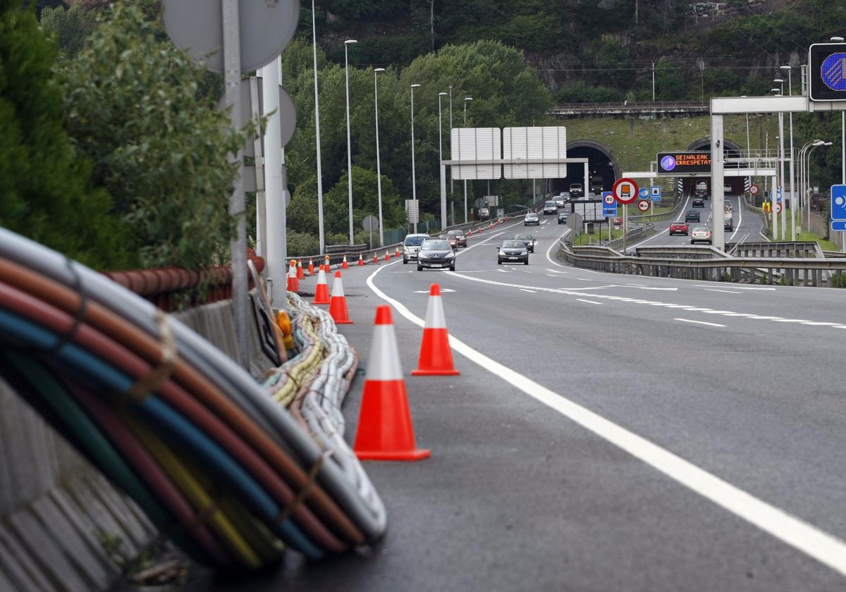 Un conductor circula en sentido contrario por la A-8 en Basauri